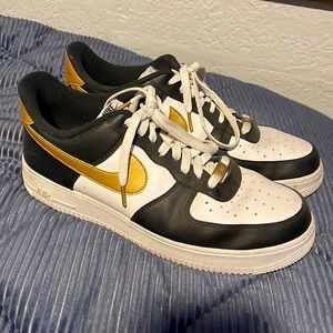 Selling my white black and gold Air Force 1’s good condition!!!